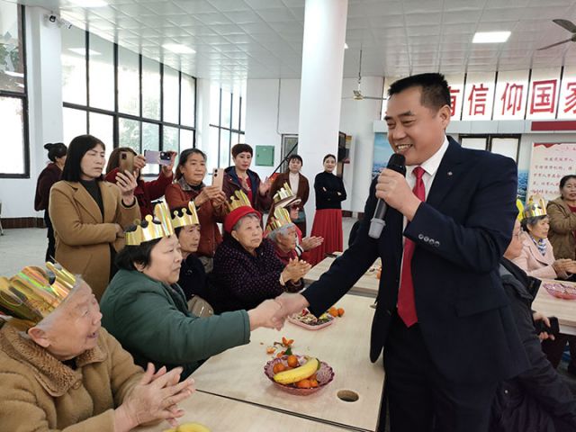 1743056685806717.jpg 圖2 親切握手.jpg