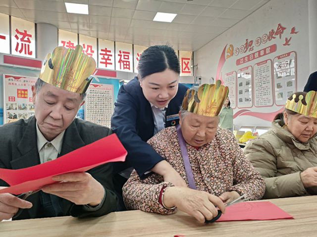 1743056716786626.jpg 圖7 指導(dǎo)老人剪紙.jpg