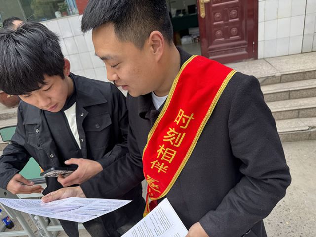 1743150656773012.jpg 5遂寧銀行總行營(yíng)業(yè)部在遂寧應(yīng)用高級(jí)技工校內(nèi)開展征信宣傳.jpg