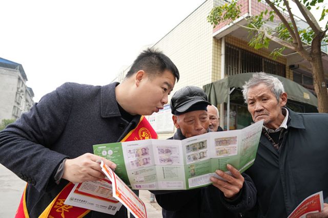 1743496516463578.jpg 1向群眾宣傳人民幣知識.jpg