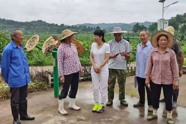 圖1  蒙雪梅（左三）和村民們交談。安岳縣人大 供圖.jpg