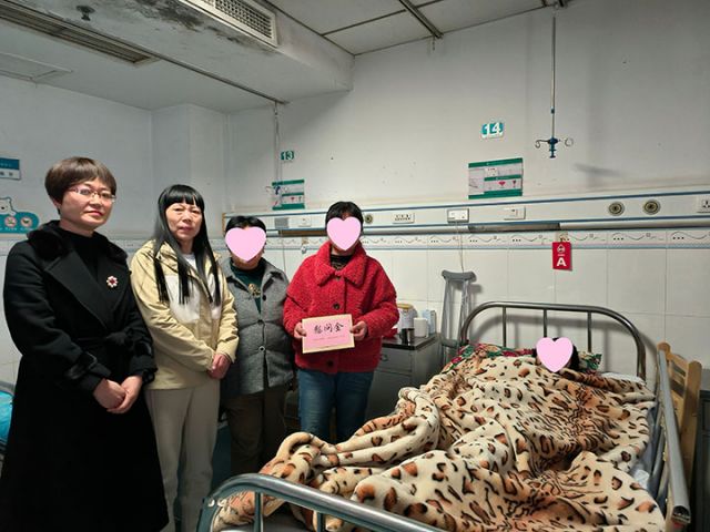 圖5  蒙雪梅（左二）資助困難婦女。安岳縣人大  供圖.jpg