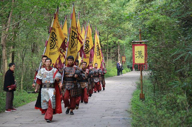 8劍門關(guān)景區(qū)的勇士游園 .JPG