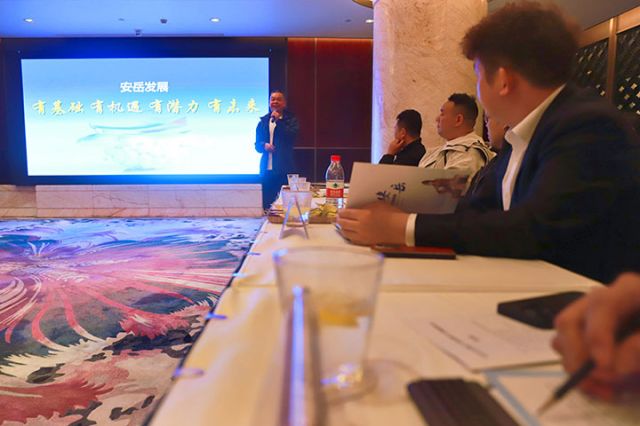 圖2  安岳縣委書記劉建華現(xiàn)場推介  潘政吉  攝.jpg