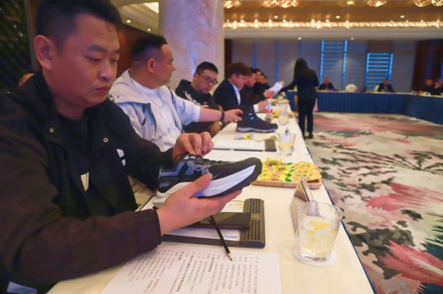 圖3  企業(yè)家直觀感受“川鞋”品質(zhì)  潘政吉  攝.jpg