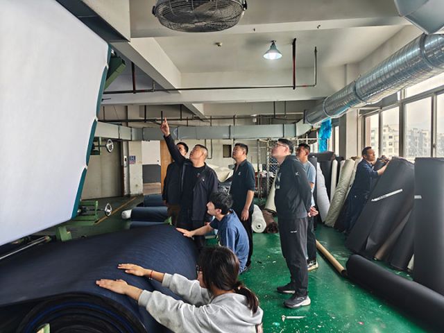 圖4  安岳駐浙江招商小分隊拜訪鞋企  唐祖強   攝.jpg