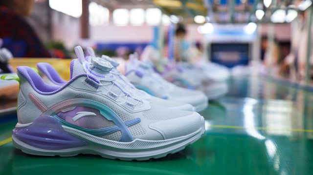 圖9  一雙雙“安岳鞋”正源源不斷生產(chǎn)下線，走向國內(nèi)外市場。潘政吉  攝.jpg