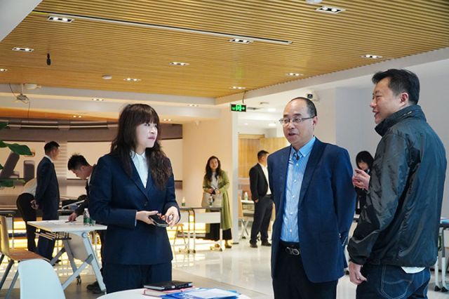 5企業(yè)與金融機(jī)構(gòu)、政府部門現(xiàn)場交流。.JPG