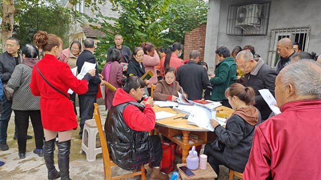 圖2  增設(shè)的太陽能路燈入戶開展不動產(chǎn)登記.jpg