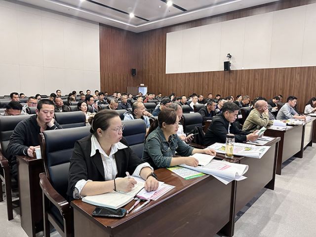 圖2  參會(huì)人員全神貫注地傾聽(tīng)培訓(xùn)內(nèi)容呂敏  攝.jpg