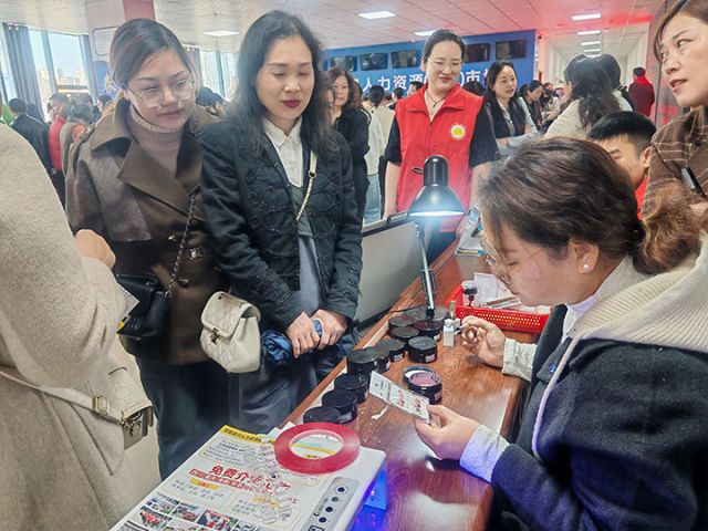 圖1  招聘會(huì)上的美甲展位。安岳縣就業(yè)服務(wù)管理局 供圖.jpg