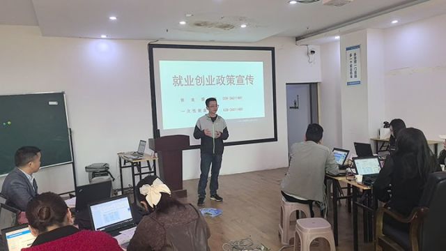 圖4  就業(yè)、創(chuàng)業(yè)政策宣傳。安岳縣就業(yè)服務(wù)管理局 供圖.jpg