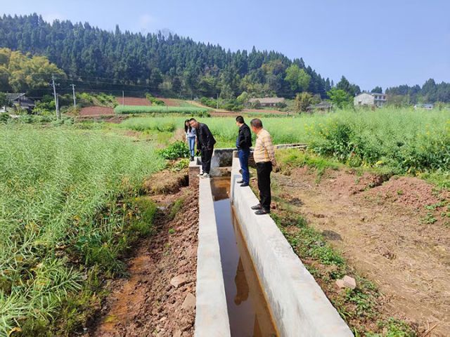 圖3  人大代表驗(yàn)收民生實(shí)事項(xiàng)目。費(fèi)光強(qiáng)  攝.jpg