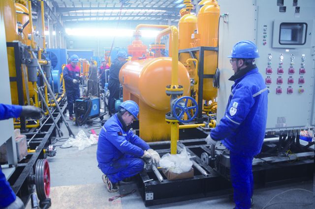 2四川中氣新能源裝備公司工人們正在加緊生產(chǎn)作業(yè)  車文斌 攝.JPG