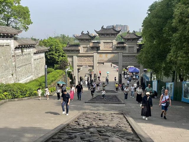 圖1  五一”期間，圓覺洞景區(qū)人氣旺。安岳縣文廣旅局  供圖.jpg