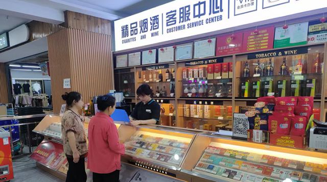 圖1  市民在尚東超市辦理惠民卡 易奎西攝.jpg