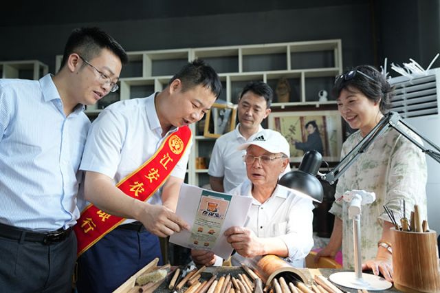 1748340304789862.jpg 2為群眾普及存款保險(xiǎn)知識(shí).jpg