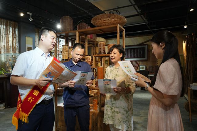 1748340309454821.jpg 3為群眾普及存款保險(xiǎn)知識(shí).jpg