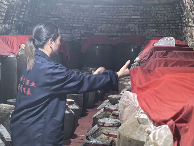 圖3  丁曉梅正在檢查儲(chǔ)酒罐密封性能。潘政吉  攝.jpg