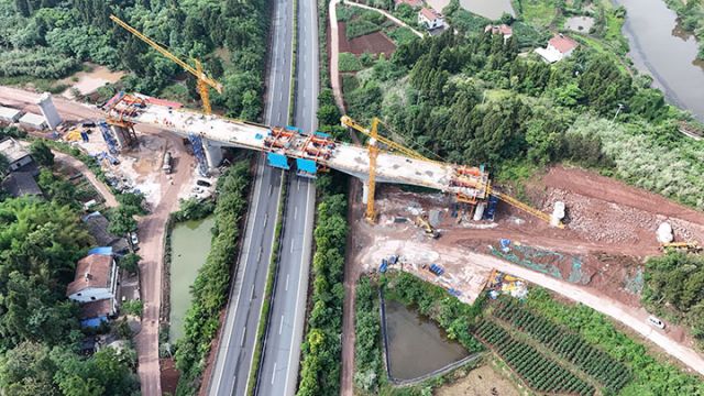 圖1  跨遂內(nèi)高速特大橋（40+64+40）m跨高速段連續(xù)梁合龍。項(xiàng)目方  供圖.jpg