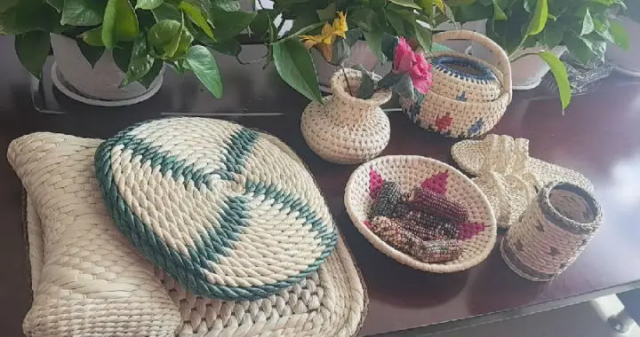 圖4  東方紅村民制作的玉米葉編織工藝品（張健 攝）.png