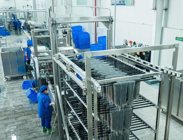 1749805039495101.jpg 圖1 重慶苗薯農(nóng)業(yè)有限公司的苕粉自動(dòng)化生產(chǎn)線。新華社記者周凱 攝.jpg