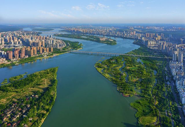 圖1  遂寧城區(qū)，涪江穿城而過。遂寧市委宣傳部供圖.jpg