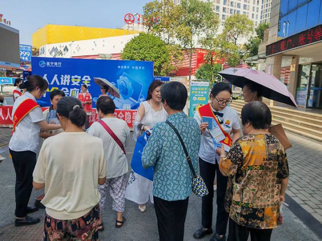 2遂寧銀行征信知識宣傳進商圈.jpg