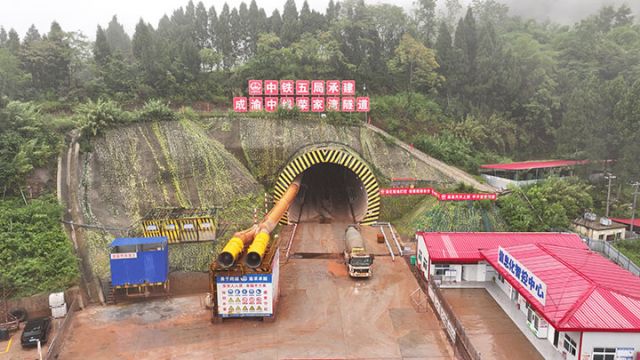 圖1  成渝中線高鐵榮家灣隧道。潘政吉  攝.jpg