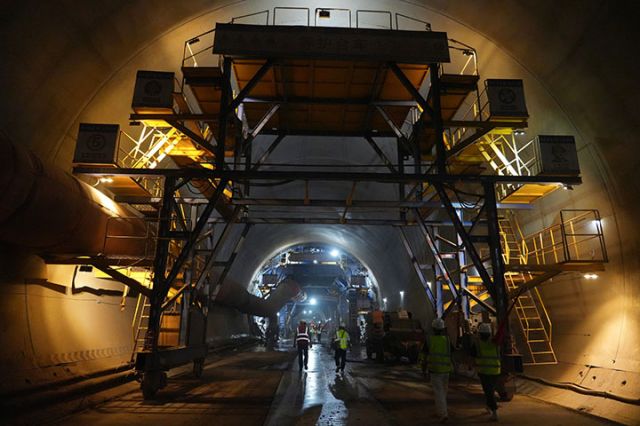 圖2  成渝中線高鐵榮家灣隧道內(nèi)部。賀云  攝.jpg