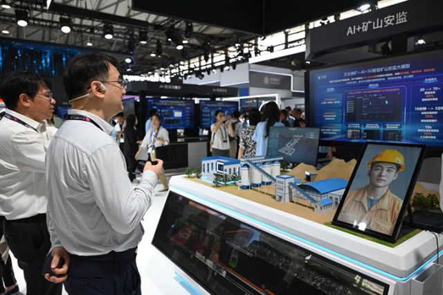 圖1  6月18日，觀眾在中國移動展臺了解“AI+礦山安監(jiān)”技術(shù)方案。新華社記者 陳愛平 攝.JPG