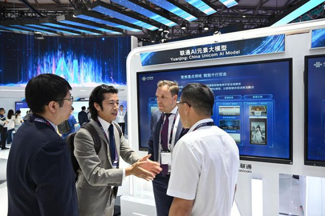 圖4  6月18日，中外觀眾在中國聯(lián)通展臺洽談。新華社記者 陳愛平 攝.JPG
