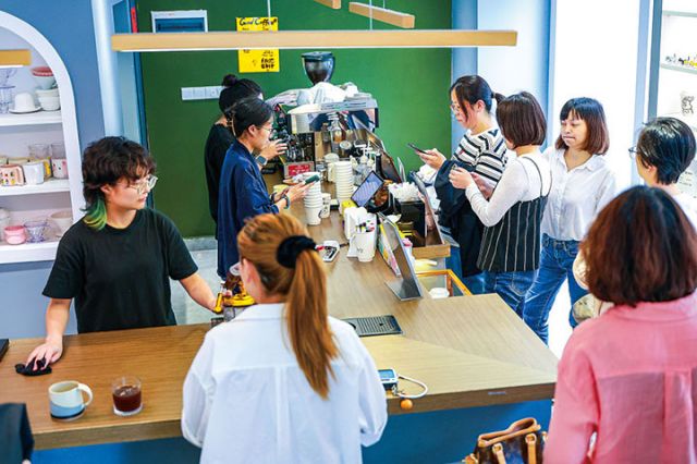 圖1  在貴陽市觀山湖區(qū)好事咖啡店，不少顧客正在排隊購買咖啡（6月5日攝）。新華每日電訊記者劉續(xù)攝.jpg