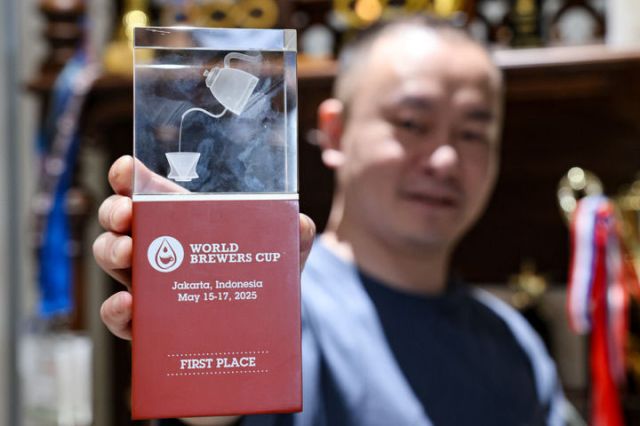 圖2  5月23日，2025世界咖啡沖煮大賽（WBrC）冠軍彭近洋在展示冠軍獎杯。新華社記者 歐東衢攝.jpg