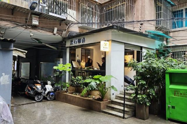 圖3  5月28日，藏在居民樓內(nèi)的“黑石咖啡”。新華社記者 歐東衢攝.jpg