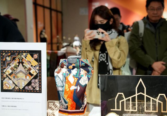 圖3  3月16日，人們在參觀上海靜安首發(fā)品牌館。新華社記者 劉穎 攝.JPG