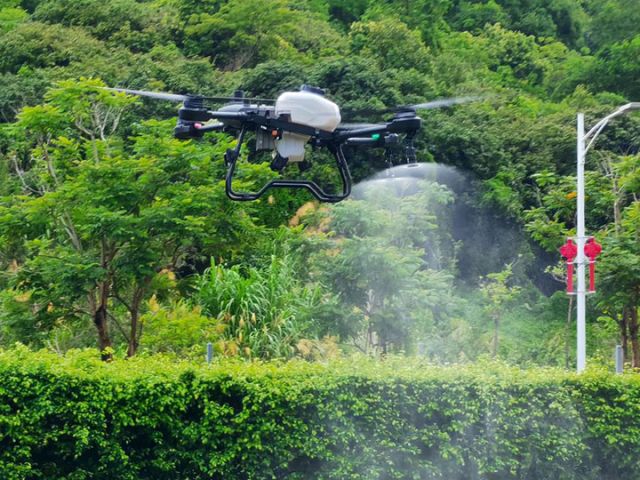 圖1  “Q100”農(nóng)業(yè)無(wú)人機(jī)在進(jìn)行演示。新華社記者 宋晨 攝.jpg