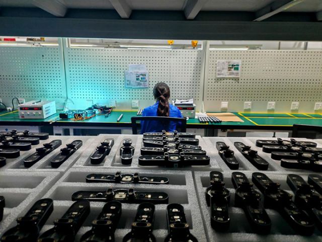 圖2  深圳聯(lián)合飛機(jī)科技有限公司生產(chǎn)車間內(nèi)，工人正在進(jìn)行組裝測(cè)試。新華社記者 宋晨 攝.jpg