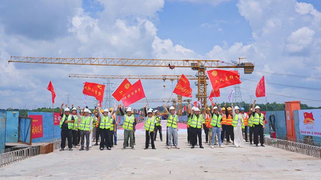 圖3  成渝中線高鐵田柳灣特大橋順利合龍。劉小平  攝.jpg