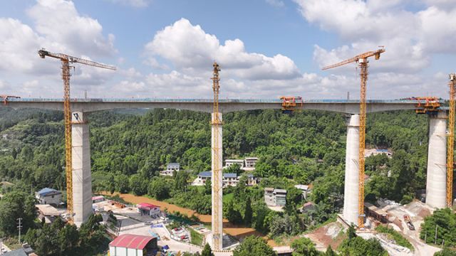 圖2  成渝中線高鐵田柳灣特大橋連續(xù)剛構(gòu)梁合龍段。潘政吉  攝.jpg