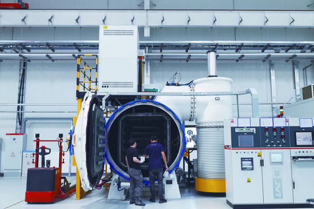 工程師正在裕鳶航空生產(chǎn)廠房內(nèi)操作設(shè)備  周淼葭攝.jpg