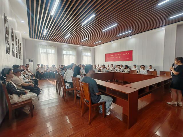 圖1  開展微黨課教學。閆凱 攝.jpg