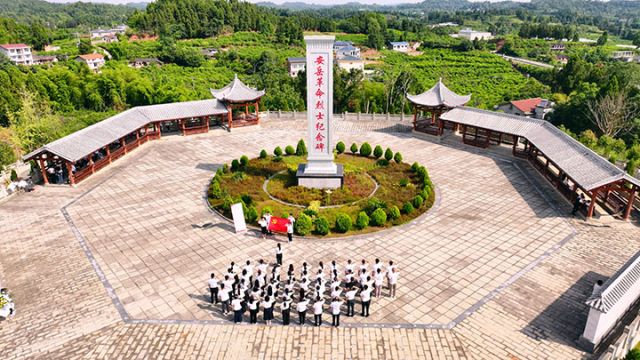 圖3  在安岳革命烈士紀念碑前重溫入黨誓詞。閆凱 攝.jpg