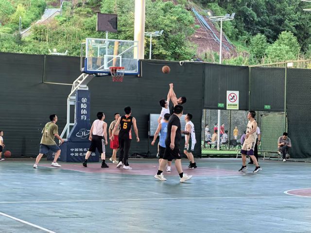 圖4  籃球對抗比賽。張宇清 攝.jpg