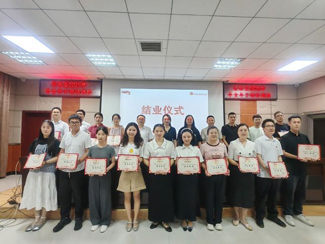 圖5  結業(yè)儀式上，優(yōu)秀學員與帶班領導合影留念。閆凱 攝.jpg