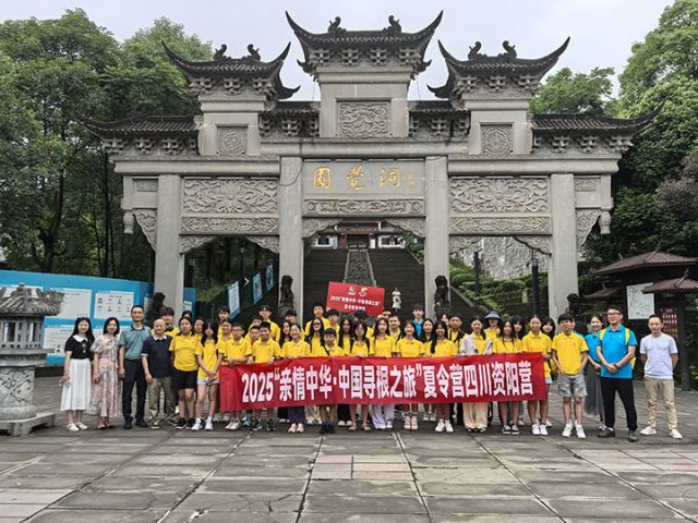 圖1  合影留念。張英  攝.jpg