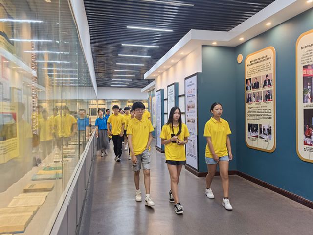 圖2  夏令營走進秦九韶紀(jì)念館。張英  攝.jpg