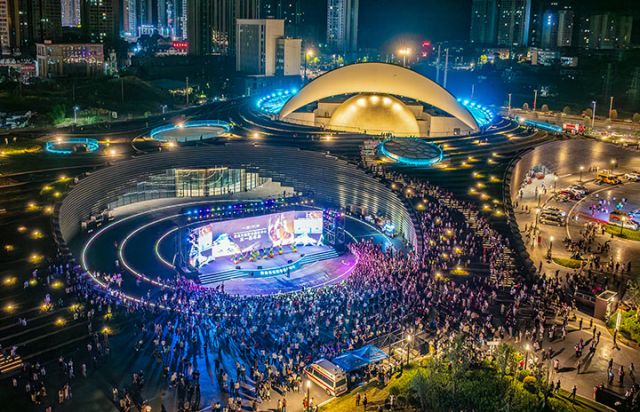 圖2  安岳石窟數(shù)字展示中心五一嘉年華。張?zhí)旄粩z.jpg