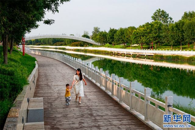 圖3 市民在內(nèi)黃縣硝河游園里“遛娃”.jpg