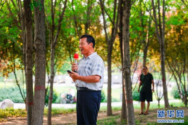 圖4 市民在內(nèi)黃縣硝河游園里唱戲.jpg